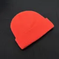 Berretto in maglia arancione dettaglio, elegante cappello invernale caldo e comodo. - Taglia unica / Arancione