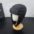Vista dettagliata del cappello trapuntato nero invernale con paraorecchie, sci antivento. - M(56-58cm) / Nero
