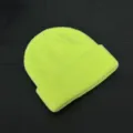 Dettaglio berretto in maglia giallo neon, primo piano che mostra la trama a coste e il risvolto. - Taglia unica / Verde fluorescente