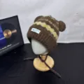 Berretto in maglia retrò con orecchie d'orso, vista dettagliata, lana morbida e calda. - 54-60cm / Caffè