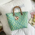 Grüne geflochtene Basttasche mit Bambusgriff und Pferdeanhänger für sommerliche Strandurlaube. - Groß (Mit Anhänger) / Grün