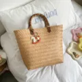 Retro Strohgewebte Handtasche mit Bambusgriff und Anhänger, große Strandtasche Beuteltasche. - Groß (Mit Anhänger) / Khaki
