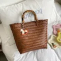 Braune gewebte Handtasche mit Bambusgriff Retro Basttasche Shopper Variante design. - Groß (Mit Anhänger) / Braun