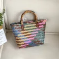 Retro Geflochtene Korbtasche mit Bambusgriff, Mehrfarbige Stroh Handtasche für Strand - Klein (Ohne Anhänger) / bunt