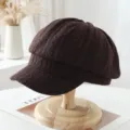 Nahaufnahme der dunkelbraunen Zopfstrick Schiebermütze mit feiner Textur und fester Schirmkante. - M (56-58cm) / Twist Newsboy Stil (Kaffee) / Kaffeebraun