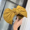 Serre-tête jaune plissé avec grand nœud, bandeau de cheveux large et élégant style chic. - Curcuma