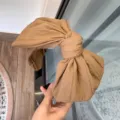 Vue détaillée du serre-tête nœud kaki en tissu plissé, accessoire de coiffure quotidien. - Kaki