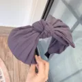 Gros plan détaillé du serre-tête nœud plissé gris foncé, mettant en valeur sa texture. - Violet Taro