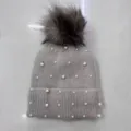 Primer plano de gorro de punto de invierno gris decorado con perlas elegantes y pompón. - Talla única / Gorro de Punto Adornado con Cuentas - Caqui