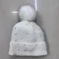 Detalle del gorro de punto adornado con perlas y pompón suave para invierno cálido - Talla única / Gorro de Punto Adornado con Cuentas - Blanco
