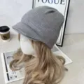 Detalle en primer plano de un gorro de punto gris con doble ala para el invierno. - M (56-58cm) / Gris