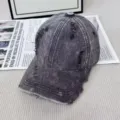 Primer plano detallado de la gorra de béisbol de mezclilla lavada estilo vintage usado. - M (56-58cm) / Gris Oscuro
