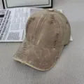 Vue détaillée de la casquette de baseball vintage usée en coton marron au style rétro déchiré. - M (56-58cm) / Kaki