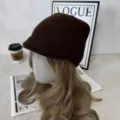 Vista detallada del gorro de punto marrón con doble ala y textura de punto fino. - M (56-58cm) / Café