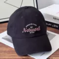 Primer plano detallado de la gorra de beisbol negra bordada con costuras limpias y estilo retro. - 58-61cm / Negro