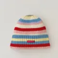 Primer plano del gorro de punto a rayas de colores con pequeña etiqueta, gorro cálido de invierno. - L (58-60cm) / Azul
