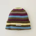 Vista detallada del gorro de punto de rayas coloridas con pequeño parche de letras. - L (58-60cm) / Verde Militar
