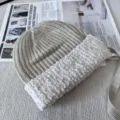 Gorro de punto de invierno y gorro de lana cálido con orejeras de felpa empalmada - Talla única / Beige