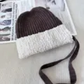 Gorro de punto bicolor para mujer otoño invierno cálido felpa gorra orejeras con lazos largos - Talla única / Café