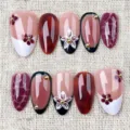 Magnifiques faux ongles en amande avec bouts français, art floral élégant et perles chics. - Forme d'Amande Longueur Moyenne (DW87) / Ensemble de 30 Pièces (Avec Colle Gel et Lime) / Style Floral Estompé Français
