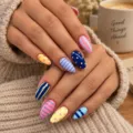 Faux ongles amande moyens colorés rayures pois dopamine vue de détail tendance - Style Color Block Dopamine (AW678) / 24 Pièces (Avec Colle Gelée et Lime)