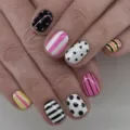 Vue en gros plan détaillée montrant un design d'ongles tendance à rayures et pois color-block. - Boîte de 24 Pièces (Ensemble d'Outils Inclus) / Bloc de Couleur Européen (CW1080)
