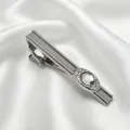 Vue détaillée d'un élégant pince-cravate argenté pour homme orné de strass étincelants. - Argent Multi Strass