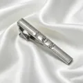 Vue détaillée en gros plan d'un élégant pince-cravate en métal argenté orné de strass. - Argent Classique Strass
