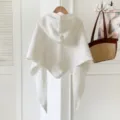 Détail châle en tricot à capuche blanc, cape d'hiver douillette, vêtement uni chaud. - Blanc