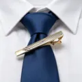 Pince à cravate dorée pour homme avec strass et motif à rayures pour costume d'affaires. - Or Rayé (TP-ASD006-WA02)