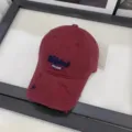 Gorra de béisbol burdeos desgastada clásica con bordado elegante para un estilo urbano y casual. - M (56-58cm) / Burdeos