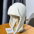 Gorro bomber de punto blanco para mujer, sombrero de invierno grueso y calido con cintas. - M (56-58cm) / Blanco