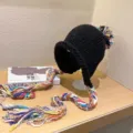 Gorro de punto negro con borlas trenzadas coloridas y pompón gorro cálido de moda de invierno - M (56-58cm) / Negro