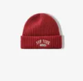Primer plano del gorro de punto rojo con bordado de New York USA y diseño acanalado. - Talla Única Elástica / Rojo