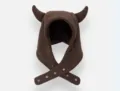 Primer plano detalle del gorro de invierno de felpa con cuernos de diablo lindo. - M (56-58cm) / Café