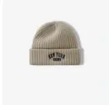 Vista detallada del puño del gorro de punto acanalado con bordado negro New York USA. - Talla Única Elástica / Beige