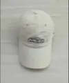 Vista detallada de la gorra de béisbol beige bordada con motivo de montaña y algodón. - M (56-58cm) / Blanco