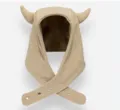 Vista detallada del gorro pasamontañas de invierno de forro polar cálido con cuernos de diablo. - M (56-58cm) / Beige