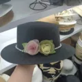 Detailansicht des eleganten schwarzen Strohhutes mit Blumen- und Perlendekor für den Strand. - M (56-58cm) / Schwarz