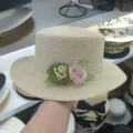 Detailansicht des sommerlichen Damen Flachkopf Strohhuts mit Perlenband und Blumen-Dekoration. - M (56-58cm) / Beige