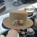 Detailansicht eines stilvollen flachen Strohhutes mit Perlen und Rosen für den Sommer. - M (56-58cm) / Khaki