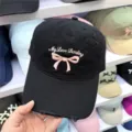 Vista detallada de una gorra de béisbol de algodón negro con bordado y roturas. - M (56-58cm) / Negro