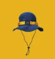 Vue détaillée du chapeau bachois bleu avec sangle jaune, corde vent et étiquette noire. - M (56-58cm) / Bleu Marine