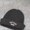 Gorro de punto negro con elegante bordado de New York para el calor en otoño e invierno. - Talla Única Elástica / Gris