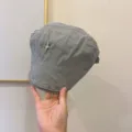 Elegante gorra plana gris para mujer, boina de verano transpirable con estrella de metal. - M (56-58cm) / Gris