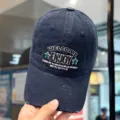 Gorra de béisbol de algodón lavado con bordado frontal y diseño de visera desgastada. - M (56-58cm) / Azul Marino