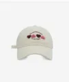 Primer plano detallado de la gorra de béisbol bordada con corazones y texto poético. - M (56-58cm) / Blanco Roto