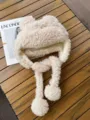 Bonnet d'hiver en peluche douce avec oreilles d'ours et longs pompons, cache-oreilles chaud. - M (56-58cm) / Beige