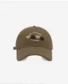Vista detallada de la gorra de béisbol de algodón marrón con corazones y texto bordados. - M (56-58cm) / Camel Oscuro