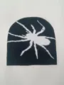 Gorro de punto negro con diseño de araña blanca, ideal para otoño e invierno streetwear. - Talla Única Alta Elasticidad / Negro